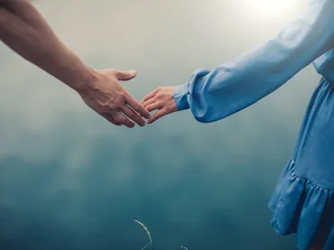 付き合う前に手を繋ぐ女性の゛5つの心理゛。自然に繋げるタイミングはいつ?
