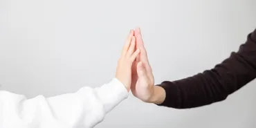 ハイタッチする男性心理とは?親密さと好意のサインを解説!