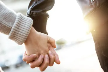 恋人つなぎをする男性心理とは?恋人つなぎから読み取る彼の本音と愛情表現