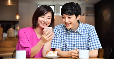 せっかくのデート中なのにスマホをいじる男女」問題について…令和の時代、我々はどう対処すればいいのか?